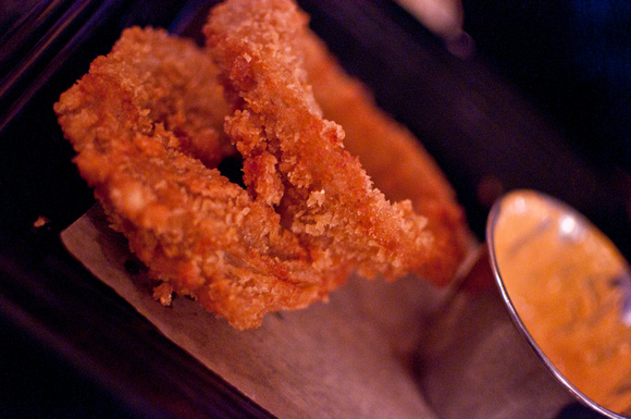 Onion rings with dipping sauce